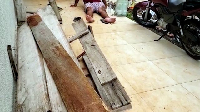 Jovem cai de andaime e sofre suspeita de fratura no pé