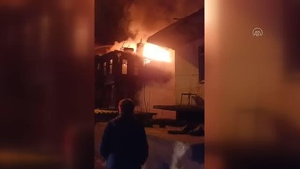 Ahırda çıkan ve ahşap eve sıçrayan yangın söndürüldü