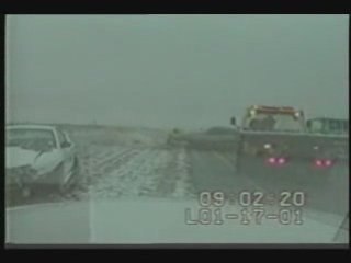 accident de voiture surprenant, toutou chanceux