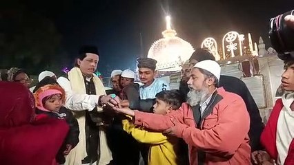 संदल लेने के लिए मची अकीदतमंद में होड़