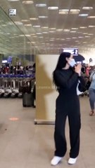 एयरपोर्ट पर लेट पहुंची Esha Gupta