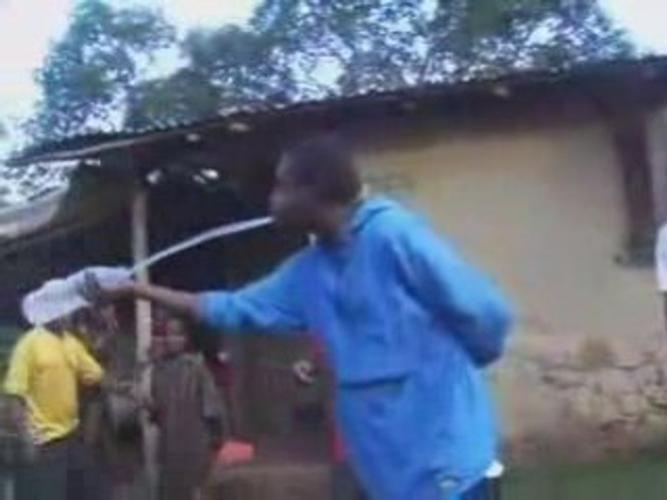 Incroyable mais vrai cracheur d'eau