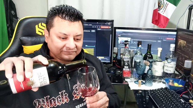 Vino Tinto Valle Del Sol Abriendo una botella para probarla otra vez ya son varias que me he bebido