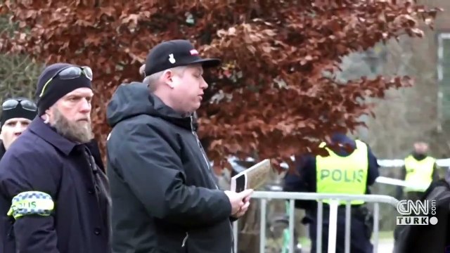 Irkçı lider Türk elçiliği önünde Kuran-ı Kerim yaktı!