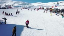 Kar kalınlığında 4. sırada olan kayak merkezi ziyaretçi akınına uğradı