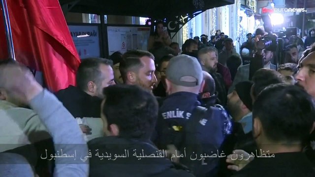 شاهد: يميني متطرف يحرق القرآن في السويد وإدانة عربية وإسلامية واسعة