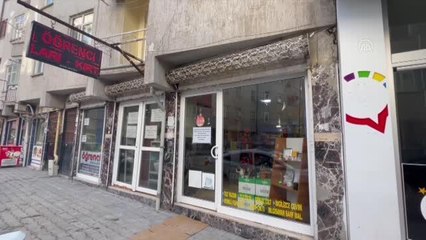 Depremde yaralı halde iş yerine sığınan "Mestan"a 3 yıldır sevgiyle bakıyor