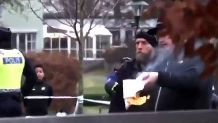 سياسي عنصري متطرف يحرق نسخة من المصحف الشريف أمام مقر السفارة التركية في السويد