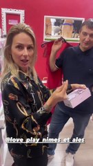 Amandine Pellissard et son mari Alexandre dans une boutique érotique.