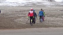 Kar yağmayınca kayak takımı sporcuları asfaltta antrenman yapıyor