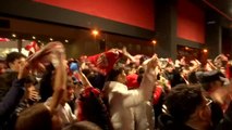 Hinchas sevillistas protestan por la gestión del club bajo el lema 