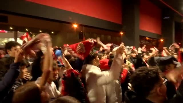 Hinchas sevillistas protestan por la gestión del club bajo el lema Pepe Castro, Game Over