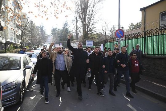 Bazı sivil toplum kuruluşları İsveç'te Kur'an-ı Kerim yakılmasını protesto etti