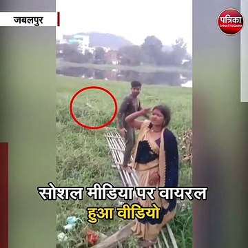 पतंग लूटने चक्कर में दलदल में फंसा बच्चा