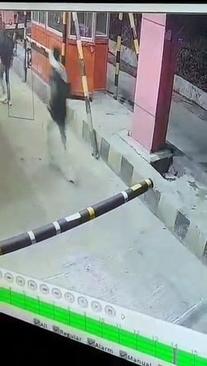 एक दर्जन बदमाशों ने की फायरिंग, बंदूकों के बट से सिर पर हमला