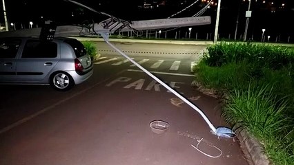 Poste elétrico cai sobre Clio após colisão na Avenida da Fag