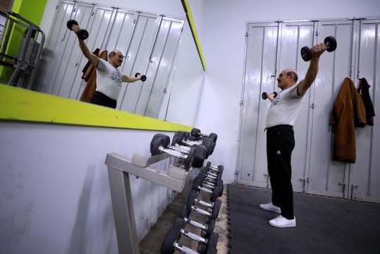 81 yaşında vücut geliştirme sporu yapan Filistinli Duveykat: Ruh yaşlanmaz