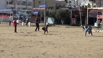 Mersin’de güneşli havayı fırsat bilenler ocakta denize girdi