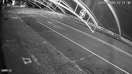Veja o momento em que BMW colide contra portão na Rua Erechim