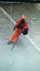 साधु का वेश धारण कर पान ठेलों में की चोरी