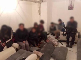 İŞLETMENİN BODRUM KATINDA 1'İ ÇOCUK, 8 KAÇAK GÖÇMEN YAKALANDI