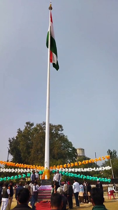 100 फीट ऊंचा राष्ट्रीय ध्वज फहराया