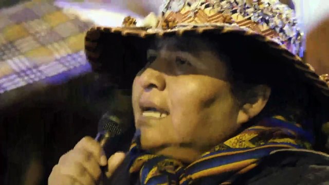 Lourdes Huanca toma la palabra el pasado jueves 19 de enero a las puertas de la Embajada del Perú en Madrid, en un plantón convocado por colectivos peruanos en la ciudad contra el régimen de Dina Boluarte.