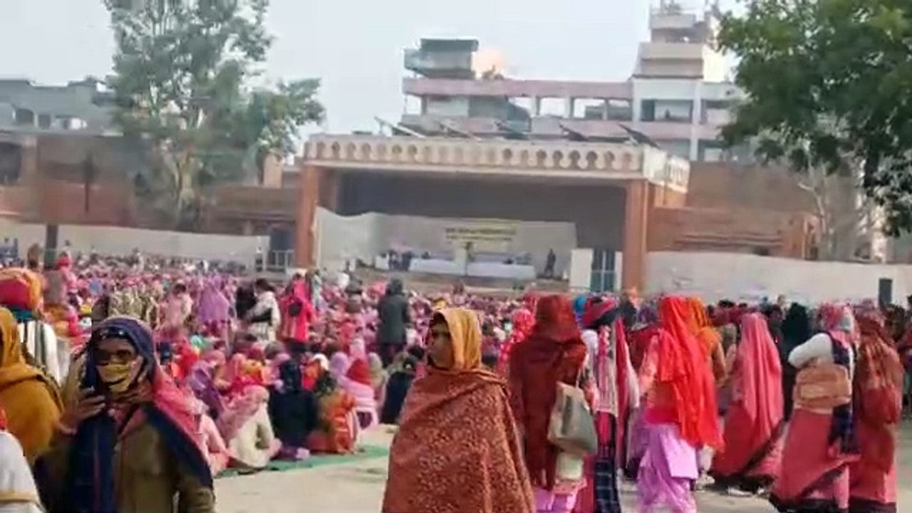 रामलीला मैदान में जुटी आंगनबाड़ी कार्यकर्ता , सरकार के खिलाफ खोला मोर्चा
