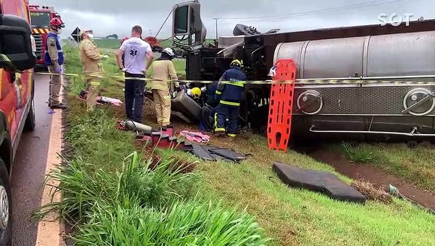 Tombamento de caminhão deixa vítima encarcerada na BR-467, em Cascavel