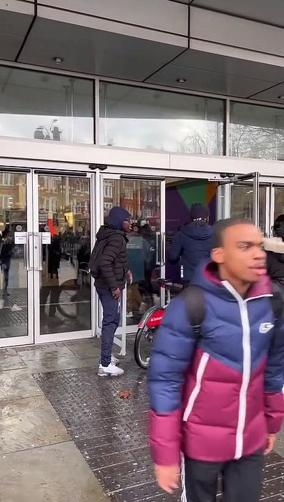 Witness Recounts Mob of Kids Allegedly Robbing London Store
