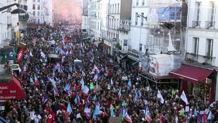 Réforme des retraites : les jeunes manifestent leur opposition par milliers dans les rues de Paris
