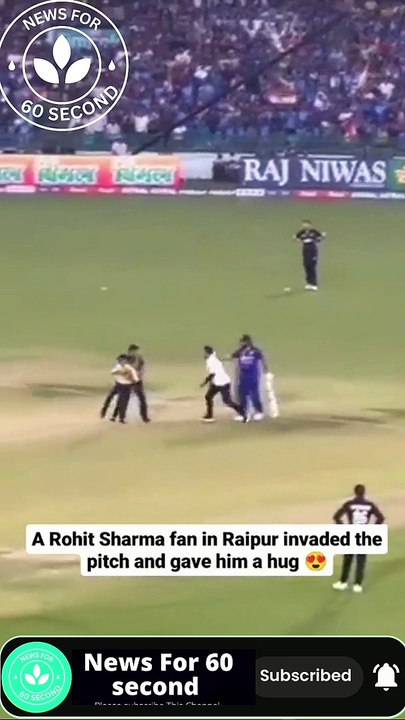 मैच के दौरान,मैदान मै घुसकर रोहित शर्मा से लिपटे युवा फैनl