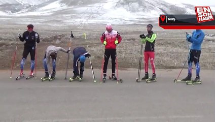 Muş'ta asfaltta kayak antremanı