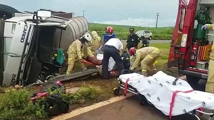 Após tombamento, condutor ficou com a cabeça e o braço preso entre as ferragens