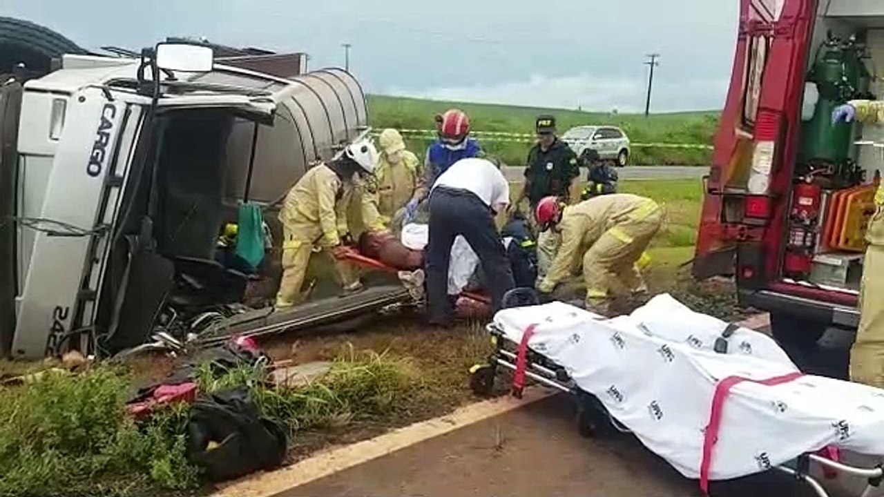 Após tombamento, condutor ficou com a cabeça e o braço preso entre as ferragens