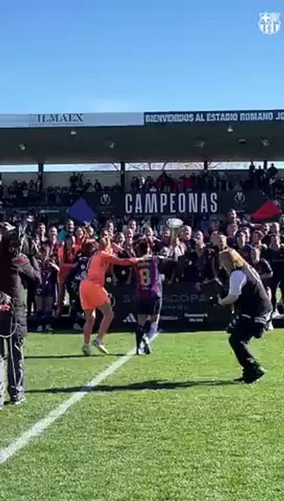 Las jugadoras del Barça Femenino, levantando el título de la Supercopa / FCB