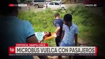 Micro quedó dentro de un canal de drenaje tras volcar en la carretera Santa Cruz – Cotoca