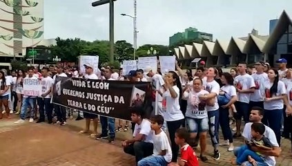 Скачать видео: Familiares de jovens mortos no Morumbi pedem justiça em manifestação no Centro de Cascavel