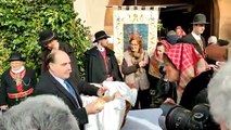 Tradicional reparto del bollo tras la bendición de las mascotas en la fiesta de San Antón en Astorga