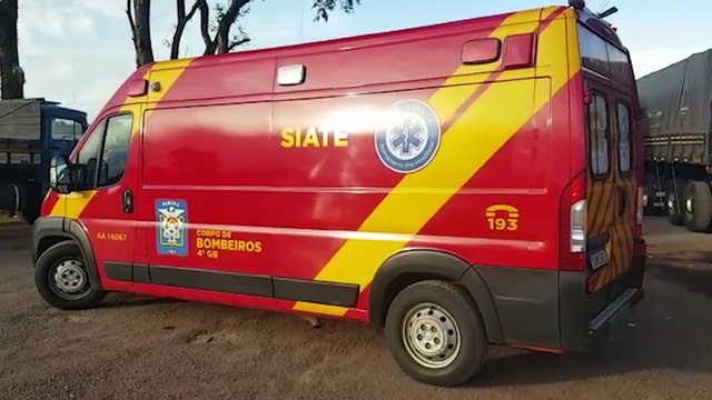 Homem fica ferido ao cair de caminhão enquanto colocava a lona para proteger a carga