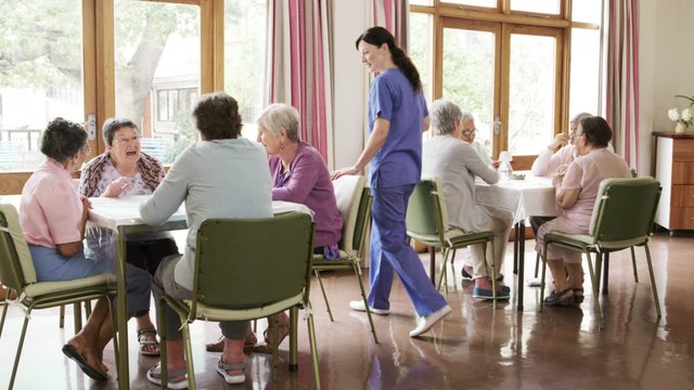 Viel Geld! Das kostet aktuell ein Platz im Pflegeheim