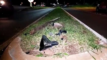 Motociclista fica ferido ao colidir contra placa de sinalização na Marginal da BR-277
