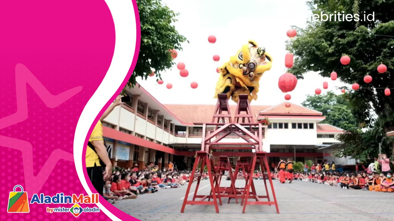 Meriahkan Imlek, Seorang Guru di Solo Hibur Murid dengan Bermain Barongsai