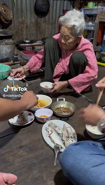 Ba anh em cùng về ăn cơm với bà trăm tuổi lẻ dịp Tết: Bình thường bà toàn tự nấu tự ăn