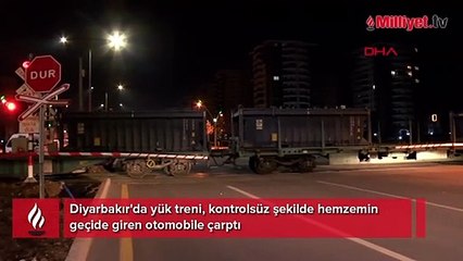 Yük treni hemzemin geçitte otomobile çarptı! 150 metre sürüklendi