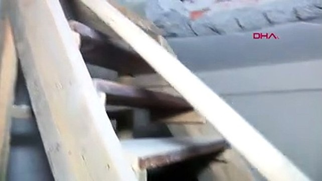 Toprak sahipleri anlaşamadı; bodrum kattaki kiracının evi apartman girişi yapıldı