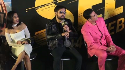 Akshay Kumar Emraan Hashmi Share A Funny Moment While Taking Selfie With FansSelfiee Trailer Launch