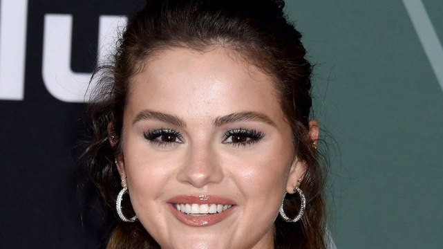 Selena Gomez : après avoir affirmé qu’elle était célibataire, de nouvelles photos sèment le doute