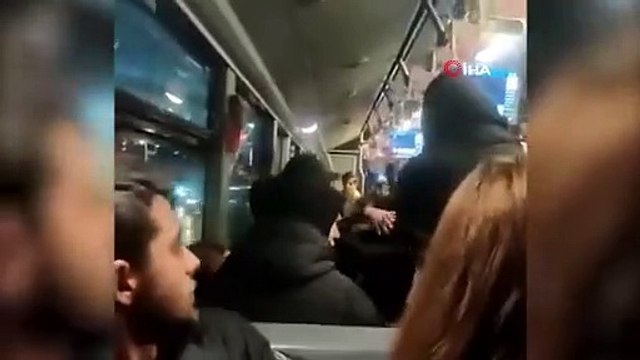 Metrobüste “Ayağıma bastın” kavgası kamerada