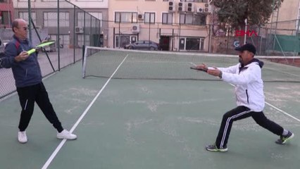 SPOR Yıllardır bakımını yaptığı kortlarda şimdi raket sallıyor